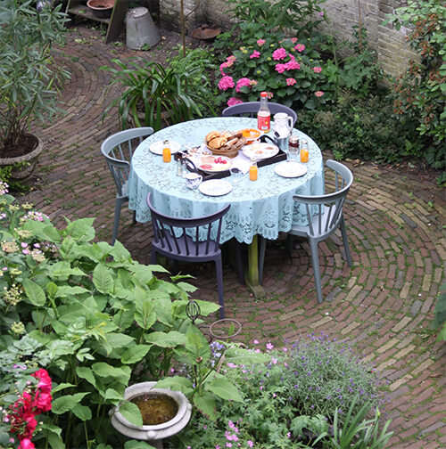 tuin met tafel en stoelen